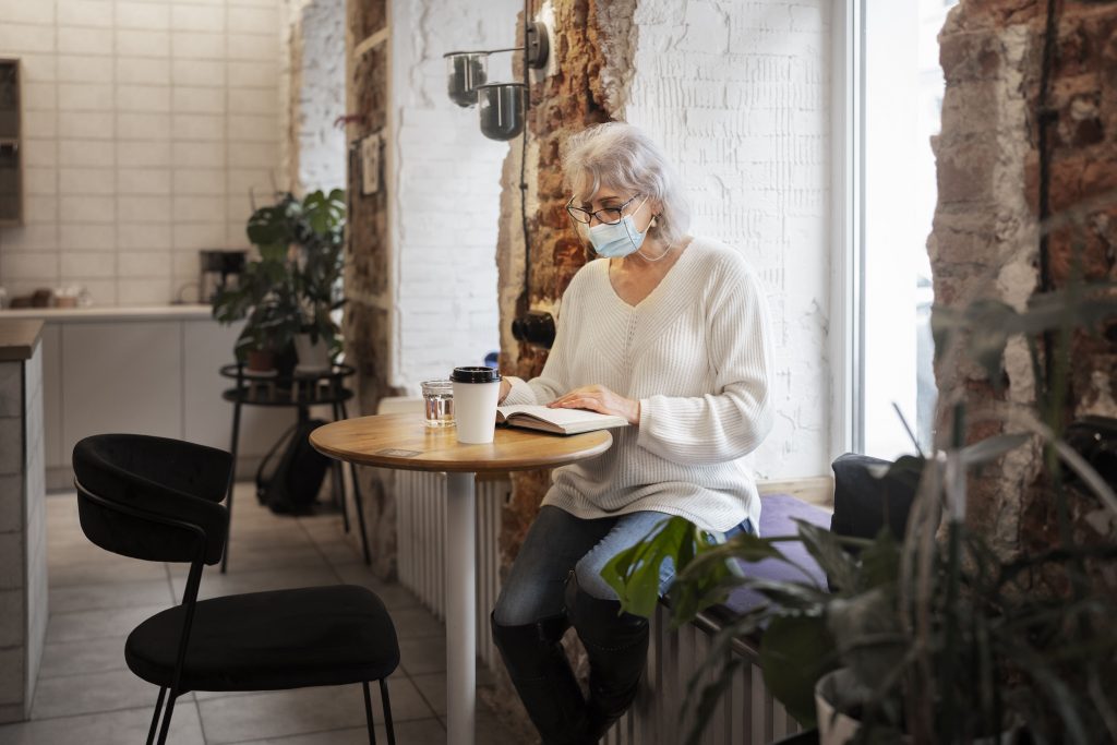 Le maintien à domicile : un choix de sérénité pour les personnes âgées plein coup femme senior lisant a l interieur (1)