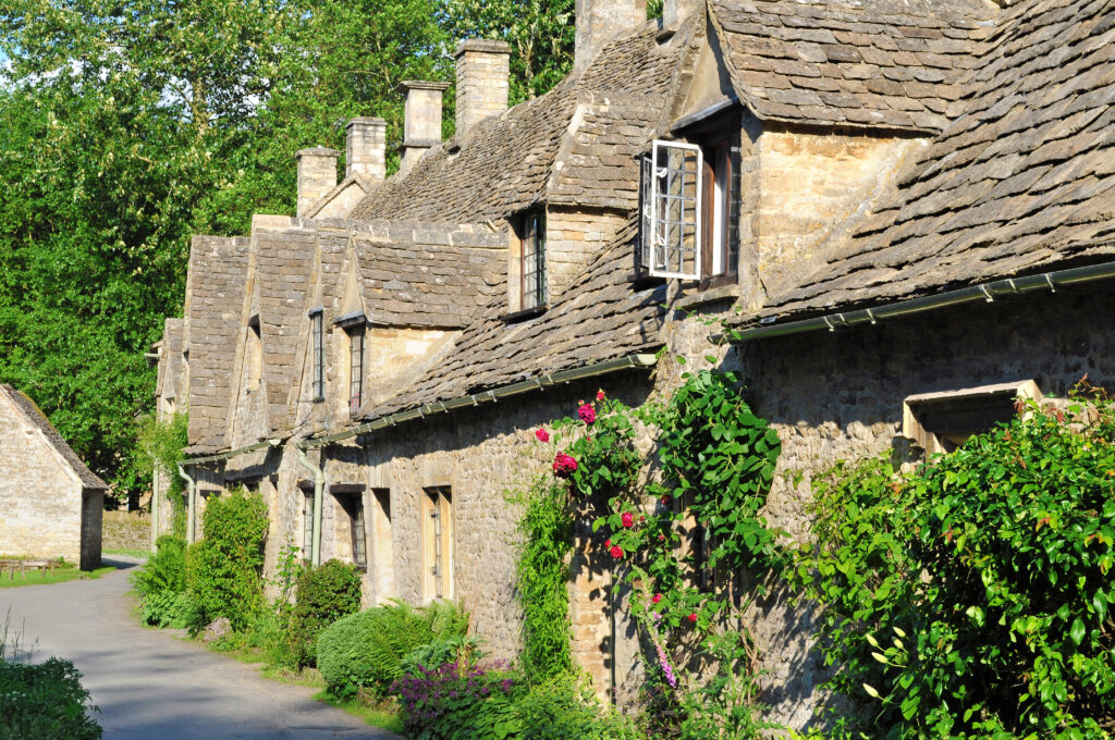 Pourquoi rester à domicile est si important pour les seniors English Village Cotswolds 1024x680